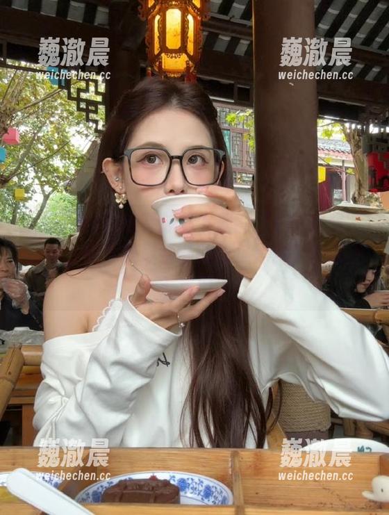 追星族必下载的“17c黑料”app，轻松获取最新的吃瓜黑料，快来加入我们！
