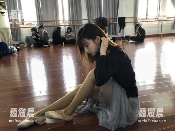 直达17吃瓜网，带你领略娱乐圈奇闻异事，一起品味瓜果的鲜美与趣味！