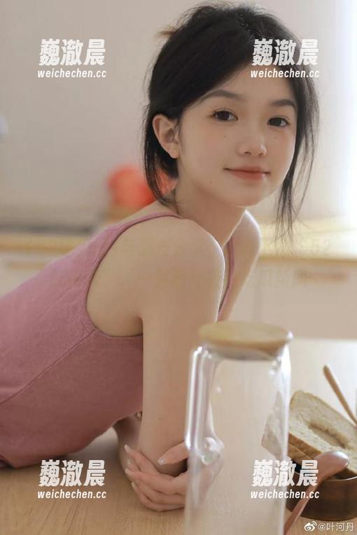 与朋友分享，永久下载“52吃瓜网”，一起追寻最热吃瓜新闻