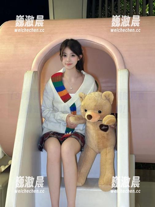 下载91黑料免费版，随时观看最受关注的娱乐圈黑料和绯闻！